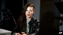 资料照片：为俄罗斯反腐基金会工作的鲍利纳参加节目直播。（2016年3月16日）