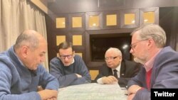 PM Slovenia Janez Jansa (kiri), PM Ceko Mateusz Morawiecki (kedua dari kiri) dan PM Polandia Petr Fiala (kanan) saat berada di Kyiv, Ukraina Selasa (15/3).