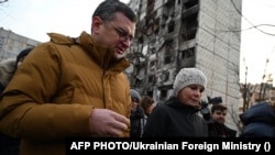 乌克兰外交部长德米特罗·库列巴(Dmytro Kuleba左)和德国外交部长贝尔伯克(右)在乌克兰哈尔科夫市边走边谈。(资料照 2023年1月10日)