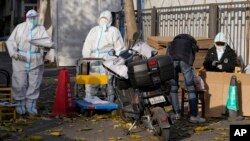 大白11月25日守卫着一个被封控的居民区。