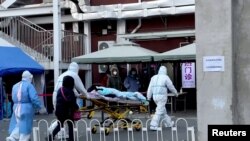 北京朝阳医院员工在运送病人。（2022年12月13日）
