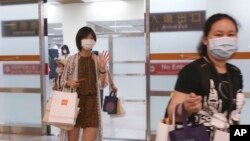 资料照:2020年7月7日,台北松江机场组织模拟外籍旅客到达台北进站的情景,以提高旅客顺利出关的步骤。