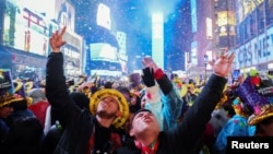 人群聚集在纽约市曼哈顿时报广场,参加新冠病毒大流行病以来的首次倒数计时迎接新年的公众活动。(2023年1月1日)