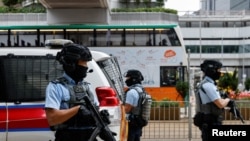 香港武装警察押解据信是运送香港壹传媒创办人黎智英的监狱车辆抵达香港高等法院。(2022年12月1日)