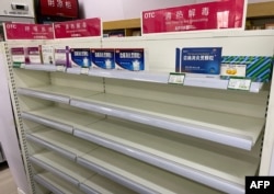 北京一家药店治疗退烧的药物货架空空。(2022年12月15日)