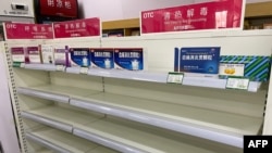 北京一家药店治疗退烧的药物货架空空。（2022年12月15日）