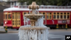 美国南部新奥尔良市的喷泉因严寒结冰(2022年12月24日)