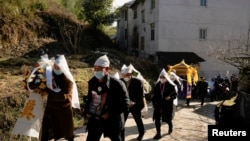 中国浙江桐庐县的一家人在给刚刚离世的一位亲人送葬。(2023年1月9日)