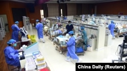 中国河北沧州一家医院特护病房的医护人员在医治新冠重症病人。(2023年1月11日)