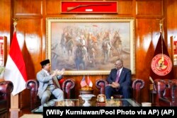 Menteri Pertahanan AS Lloyd Austin (kanan), dalam pertemuan dengan Menteri Pertahanan Indonesia Prabowo Subianto di Jakarta, Senin, 21 November 2022. (Willy Kurniawan/Pool Photo via AP)