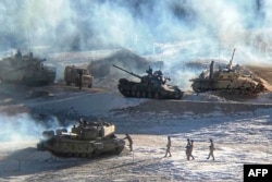 这张由印度陆军于 2021 年 2 月 16 日发布的未注明日期的照片显示了在中印边境实际控制线 (LAC) 沿线进行军事脱离接触的中国解放军 (PLA)的 士兵和坦克