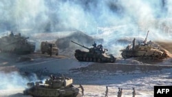 资料照：印度军方2021年2月16日发布的一张没有注明日期的照片显示，中国军队的士兵和坦克在拉达克中印边境实际控制线一带采取行动。