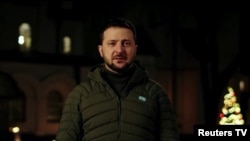 2022年12月24日,乌克兰总统泽连斯基在基辅发表圣诞除夕夜视频讲话。(路透社视频截图)