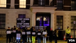 示威者2022年12月4日在中国驻英大使馆外示威。(美国之音郑乐捷)