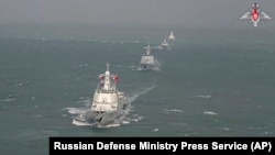 俄罗斯国防部发布照片显示中俄海军在东中国海海域举行联合军演。(2022年12月22日)
