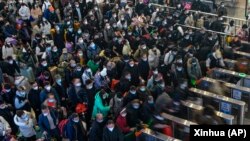 中国江苏省苏州火车站的旅客排队准备进站,中国一年一度的春运开始了。(2023年1月7日)