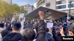 北京清华大学学生手举白纸抗议中国严厉的防疫政策。(2022年11月27日)