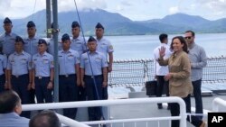 Phó Tổng thống Hoa Kỳ Kamala Harris lên tàu BRP Teresa Magbanua của Lực lượng Tuần duyên Philippines trong chuyến thăm Puerto Princesa, tỉnh Palawan, Philippines, vào ngày 22/11/2022.