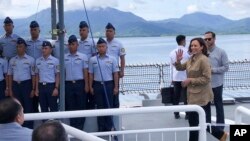 美国副总统卡马拉·哈里斯 2022年11月22日访问菲律宾西部巴拉望省普林塞萨港期间在菲律宾海岸警卫队的大型多功能巡逻舰特瑞沙·马格巴努亚号(BRP Teresa Magbanua )上挥手致意。(菲律宾海岸警卫队提供)