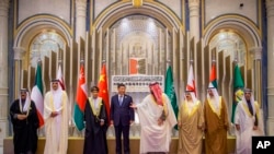 2022年12月9号,沙特阿拉伯王储及内阁首相穆罕默德·本·萨勒曼(右)欢迎中国国家主席习近平出席海湾国家合作委员会峰会和中国-阿拉伯联盟国家峰会。习近平还会见了海湾国家及其他阿拉伯国家领导人。本照片由沙特通讯社发布,美联社提供。