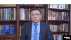 旅居美国、具有医学背景的中国时评人“横河” (美国之音采访视频截屏)