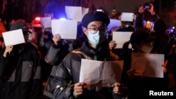 北京民众走上街头举起白纸游行抗议当局严厉的防疫封控措施。(2022年11月27日)