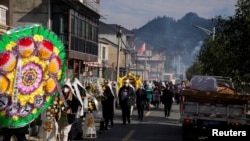 中国浙江桐庐县的一家人在给刚刚离世的一位亲人送葬。(资料照片:2023年1月9日)