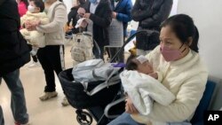 北京儿童医院里候诊的病孩和排队的市民。(2022年12月14日)