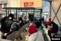 上海市民在一家医院的发热门诊候诊。(2022年12月24日)