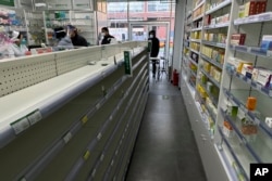 北京一家药店空荡荡的货架。(2022年12月13日)