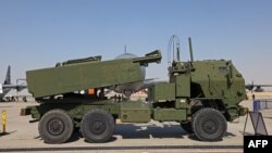 资料照片:参加2021年迪拜航空展的美国M142海马斯火箭发射车。(2021年11月15日)