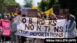 Bato bazali kotelemela bobengani bwa basali mibembo pene na libanda lya mpepo ya Gatwick, Londres, 12 sanza ya motoba 2022