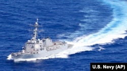 美国海军伯克级导弹驱逐舰“桑普森”号穿越台湾海峡。(2022年1月25日)