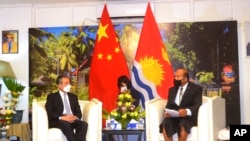 2022年5月27日,中国外长王毅会晤访问基里巴斯,会晤基里巴斯总统兼外交部长特柰提·马茂。-新华社照片