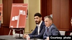 美国职业篮球运动员埃内斯·坎特·自由(图左)6月8日受邀至国会众议院共和党研究委员会就中国人权问题向议员发表演说。(照片来源:国会众议院共和党研究委员 House Republican Study Committee)