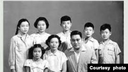 丁玉隽40岁生日全家合影——前排左至右:黄肖路、丁玉隽、 黄万里;后排左至右:黄无满、黄且圆、黄观鸿、黄二陶、黄鲁淳。1957年7月全家已知父亲被毛“钦点”为大右派,8月底母亲过大生日,全家还欢欢喜喜进城照相、吃饭,浑然不知以后的23年将是什么样的厄运接踵而来!(黄肖路提供图片)