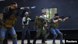 资料照:台湾新台北市民积极参加使用仿真枪的枪击和战斗技能训练。(2022年5月21日)