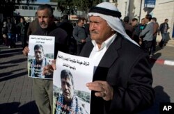 在约旦河西岸城市拉马拉的中心医院,抗议者哀悼巴勒斯坦内阁部长齐亚德•阿布•艾因。