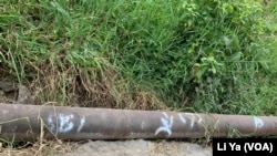 所罗门群岛瓜达尔卡纳尔省的金岭金矿公司的管道。(美国之音莉雅拍摄)