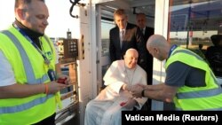 教宗方济各在罗马菲乌米奇诺国际机场登机前往哈萨克斯坦访问。(2022年9月13日)