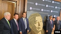 9月21日,共和党议员史密斯(Rep. Chris Smith)(右一)、中国人权律师高智晟之妻耿和(右二)、旅美人权人士陈光诚(右三)、前联邦国会众议员弗兰克·沃尔夫(Frank Wolf) (左一)、对华援助协会创始人傅希秋参加高智晟浮雕揭幕式。(美国之音魏之拍摄)