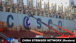 资料照:中国山东省威海市一家造船厂的工人正在建造中国远洋运输公司 (COSCO) 的货船。(2019年5月16日)