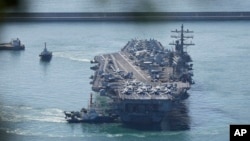 美国海军罗纳德·里根号航母进入韩国釜山海军基地。这是该航母2017年以来的首次到访。(2022年9月23日)