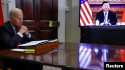 美国总统拜登在华盛顿时间2021年11月15日与中国国家主席习近平以视讯方式举行峰会(路透社)