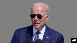 以总统身份第一次访问中东的拜登在到达以色列特拉维夫的本古里安机场欢迎仪式上发表讲话。(美联社2022年7月14日照片)