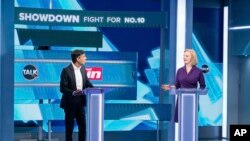 英国保守党的党魁竞选电视辩论,目前在党内民意调查支持当中领先的现任外相卓慧思(右)与前任财相辛伟诚(左)