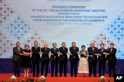 东盟国家外长在柬埔寨金边参加第55届东盟外长会议的开幕式。(2022年8月3日)