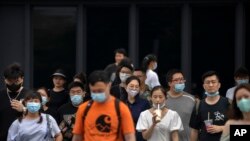 有“中国夏威夷”之称的海南三亚在报告周五发现263例阳性感染后,当局周六下令取消所有航班和火车,暂停城市公共交通,限制人员流动,进入“临时性全域静态管理”的封城状态。