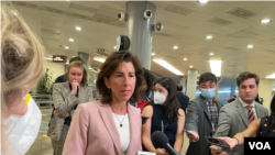 美国商务部长雷蒙多2022年7月13日赴国会参议院进行简报会后接受媒体采访。雷蒙多敦促议员尽快通过大型技术投资法案,为美国半导体制造业提供资金。(美国之音记者李逸华摄)