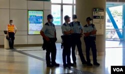 7-21事件3周年,警方在事发地点元朗西铁站派驻大批军装警员,禁止市民聚集 (美国之音/汤惠芸)